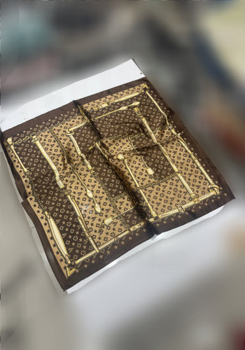 مینی اسکارف ابریشم وارداتی طرح LV قواره ۷۵