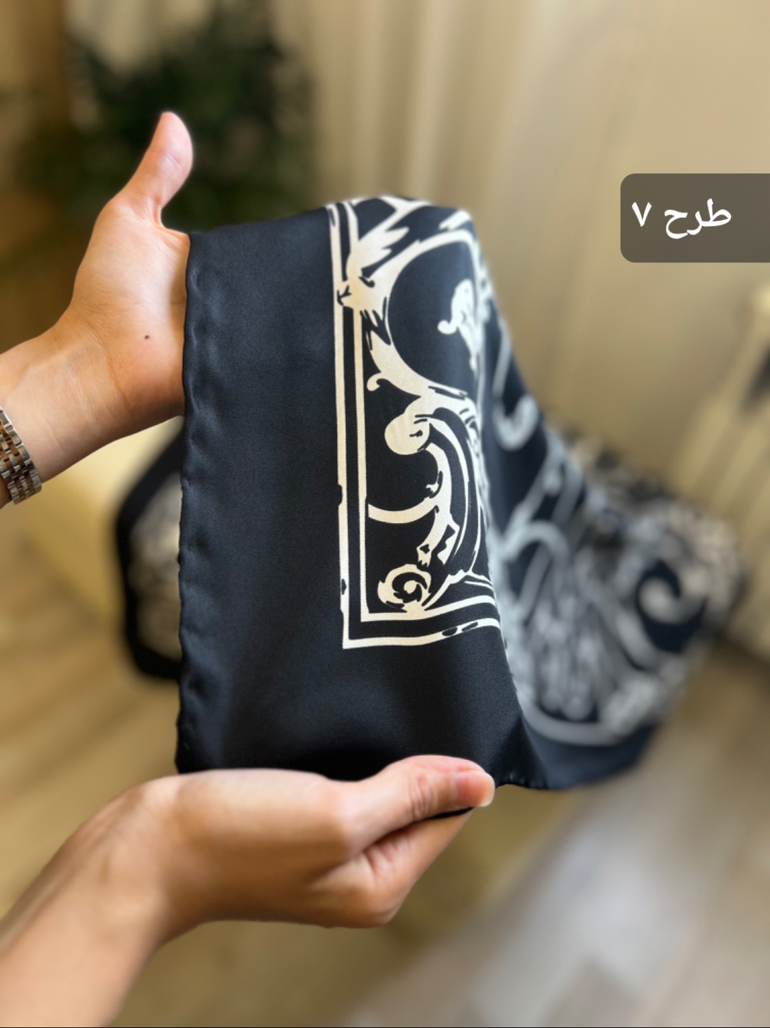 روسری ابریشم توییل سفید مشکی دور دست دوز کد ۰۲۰۲۴